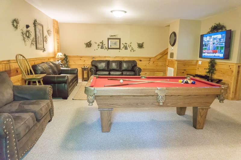 Game room w/ pool table, washer/dryer